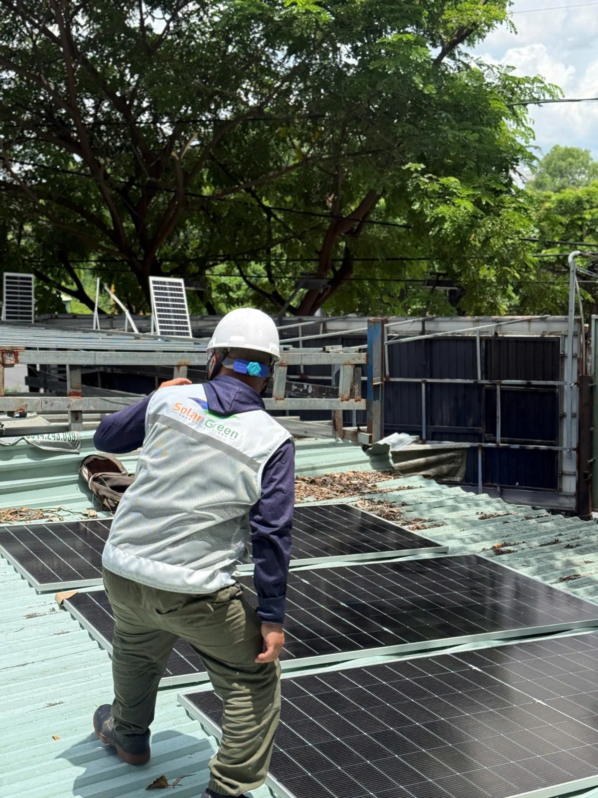 Kỹ thuật viên Green Solar trên mái công trình